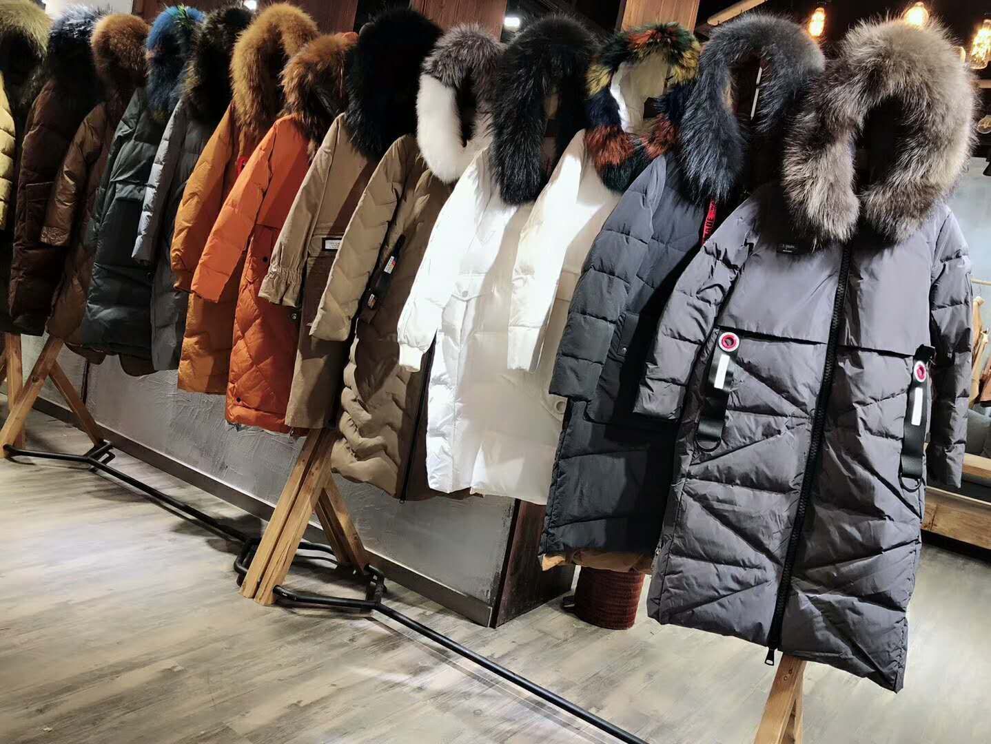 蘭泰拉羽絨服品牌折扣批發指南 服裝零售店櫥窗陳列十大核心手法